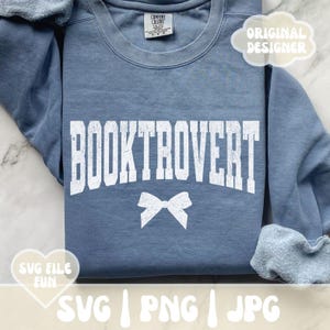 Booktrovert Schleife Shirt Design, lesen Lehrer SVG, Bücherwurm SVG-Datei, Kinder lesen SVG, Bookish Png, Druck Sublimation Design Download