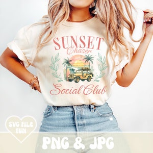 K&ouml;nnte beinhalten: Cremefarbenes T-Shirt mit dem Aufdruck "Sunset Chaser Social Club". Das Design zeigt einen gelben Jeep, Palmen, ein Surfbrett und eine Sonnenuntergangsszene. Das Shirt wird mit blauen Jeansshorts kombiniert.
