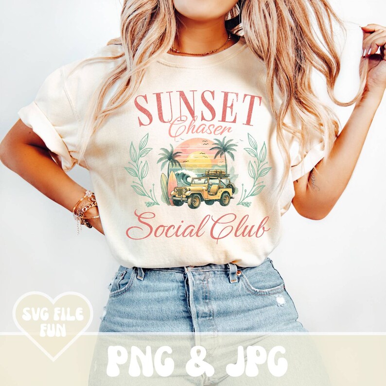 K&ouml;nnte beinhalten: Cremefarbenes T-Shirt mit dem Aufdruck "Sunset Chaser Social Club". Das Design zeigt einen gelben Jeep, Palmen, ein Surfbrett und eine Sonnenuntergangsszene. Das Shirt wird mit blauen Jeansshorts kombiniert.