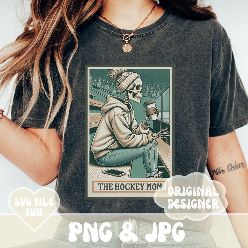 Puede incluir: Una ilustraci&oacute;n de estilo vintage de un esqueleto con una sudadera con capucha y pantalones vaqueros, sentado en una arena de hockey con una taza de caf&eacute;. El texto "The Hockey Mom" est&aacute; debajo de la imagen.