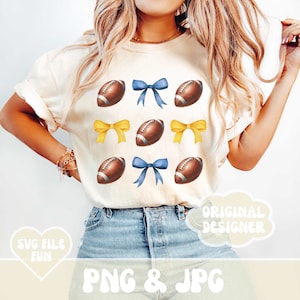 Coquette football png, football maman png, couleurs de l'école personnalisées png, bleu et or noeud png ballons de football et noeuds école fierté conception de chemise tendance