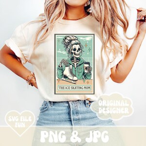 Camiseta de mamá patinadora sobre hielo PNG, Carta del Tarot Esqueleto de Mamá Patinadora sobre Hielo PNG, Mamá Patinadora sobre Hielo PNG, Diseño de Camiseta de Moda, Archivo de Sublimación de Impresión