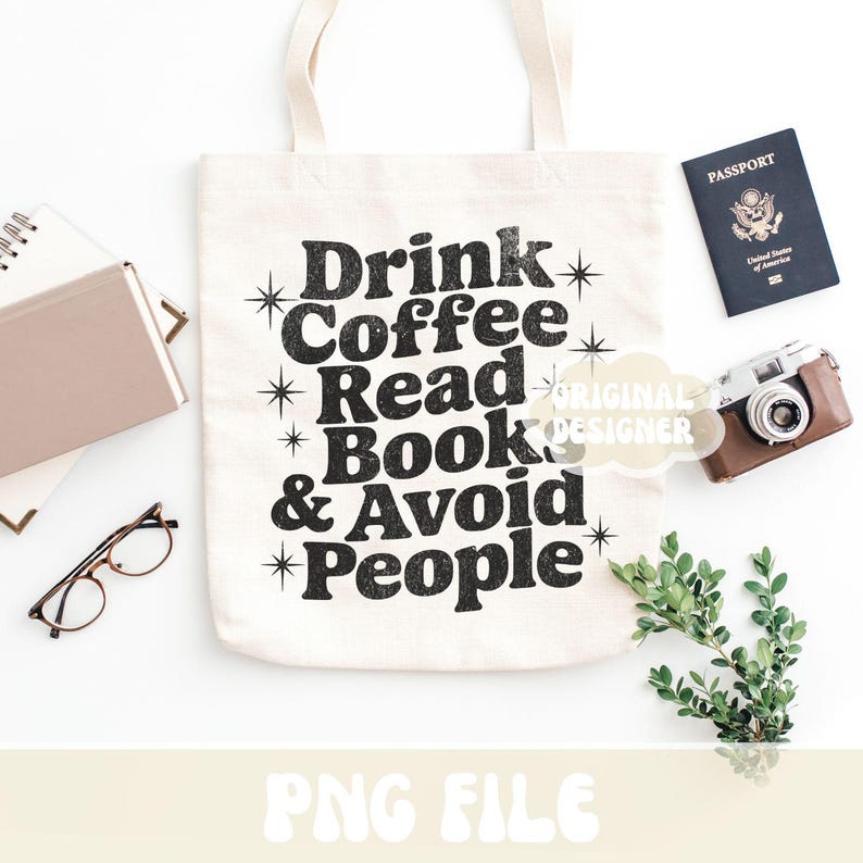 Op de afbeelding: Cr&egrave;mekleurige draagtas met de zwarte tekst "Drink Coffee Read Book & Avoid People". De afbeelding bevat ook een paspoort, een camera, een bril en een klein boek.