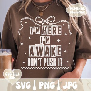 Snarky Svg, dessins SVG sarcastiques, fatigué PNG SVG drôle maman sarcastique chemises citations énonciations tendance damier rétro noeud impression sublimation fichier