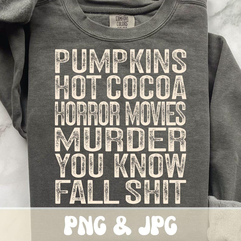 Puede incluir: Sudadera gris oscuro con la frase blanca "PUMPKINS HOT COCOA HORROR MOVIES MURDER YOU KNOW FALL SHIT". La sudadera tiene cuello redondo y mangas largas. El texto "PNG & JPG" est&aacute; en la parte inferior.