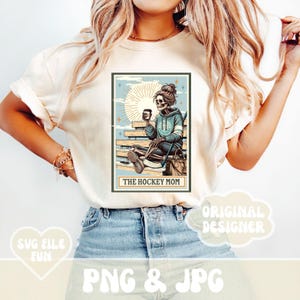 Chemise de maman de hockey PNG, la carte de tarot squelette de maman de hockey PNG, Hockey Mama PNG conception de chemise tendance pour femme de hockey (version chauves-souris supprimées) image 4