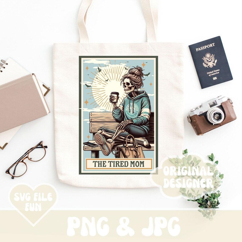 K&ouml;nnte beinhalten: Eine Tragetasche mit einem Design eines Skeletts, das auf einer Bank mit einer Tasse Kaffee sitzt. Der Text "The Tired Mom" ist auf der Tasche aufgedruckt.