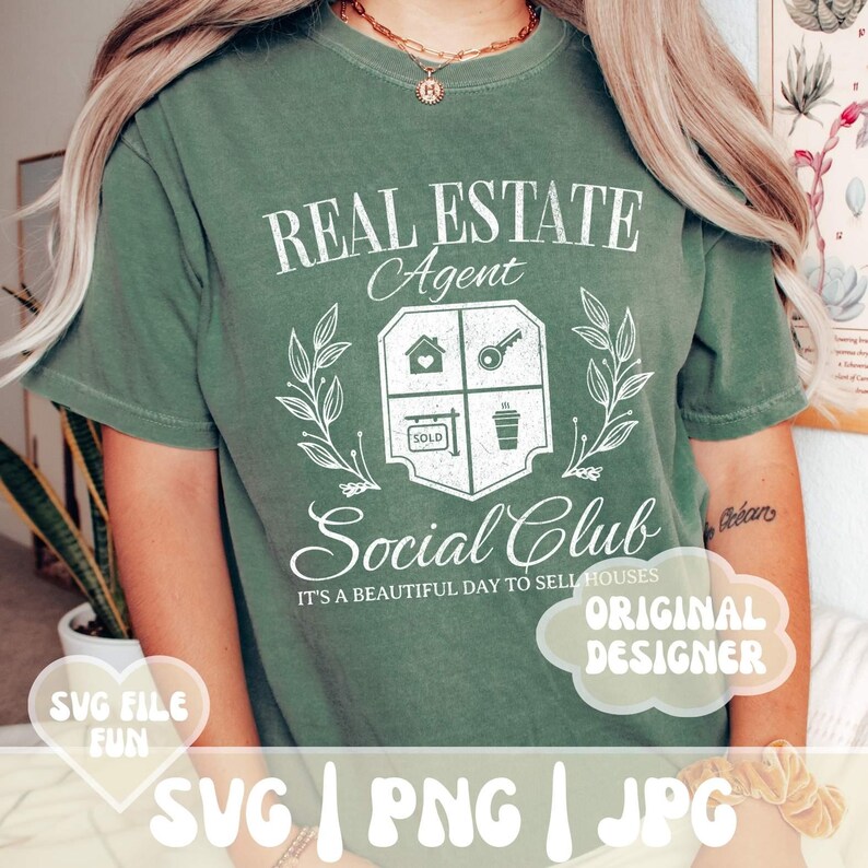 Może przedstawiać: Zielony T-shirt z białym nadrukiem, na kt&oacute;rym widnieje napis "Real Estate Agent Social Club It's a beautiful day to sell houses". Grafika zawiera dom, klucz, znak "Sprzedane" i kubek kawy.