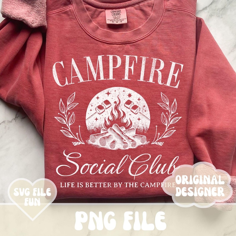Może przedstawiać: Czerwona bluza z napisem "Campfire Social Club" w kolorze białym. Projekt przedstawia ognisko z piankami na patykach i tekstem "Life is better by the campfire".