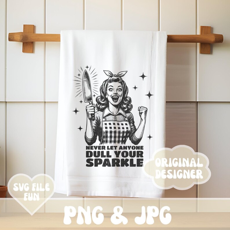Puede incluir: Una toalla de cocina blanca con una ilustraci&oacute;n en blanco y negro de una mujer sosteniendo un cuchillo. El texto "Nunca dejes que nadie empa&ntilde;e tu brillo" est&aacute; impreso en la toalla. Las palabras "Dise&ntilde;ador original" est&aacute;n impresas en forma de nube.