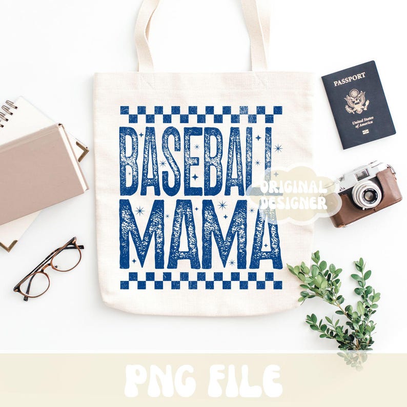 K&ouml;nnte beinhalten: Eine cremefarbene Tragetasche mit dem Text "BASEBALL MAMA" in verblichenen blauen Buchstaben. Das Bild zeigt einen Reisepass, eine Vintage-Kamera, eine Brille und ein Notizbuch. Das Design hat Sternakzente und einen karierten Rand.