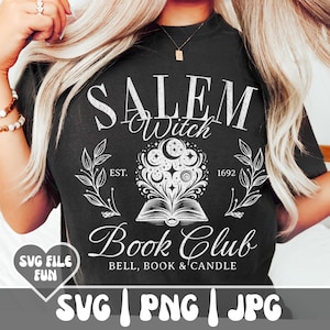 Könnte beinhalten: Ein schwarzes T-Shirt mit einem weißen Grafikdesign, auf dem "Salem Witch Book Club" in einer Vintage-Schriftart steht. Die Grafik enthält auch ein Buch mit einem Mond- und Sternen-Design und den Text "EST. 1692".