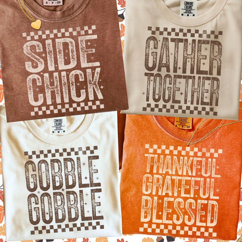 Może przedstawiać: Cztery koszulki Comfort Colors w kolorach brązowym, beżowym, kremowym i pomarańczowym. Każda koszulka ma biały nadruk z napisami: "SIDE CHICK", "GATHER TOGETHER", "GOBBLE GOBBLE" i "THANKFUL GRATEFUL BLESSED".