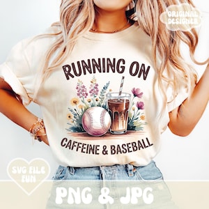 Camiseta de mamá de béisbol PNG, PNG con cafeína y béisbol, diseño de camiseta de café helado estético de moda, descarga de archivo de impresión por sublimación