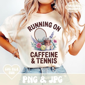 Camiseta de mãe tenista PNG, Correndo com cafeína e tênis PNG, Design de camiseta de tênis com café gelado e estética moderna, arquivo de impressão por sublimação