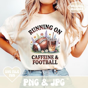 Camisa de futebol americano PNG, correndo com cafeína e futebol PNG, design de camisa de futebol americano com café gelado moderno e estético para meninas, arquivo de impressão por sublimação