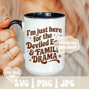 Puede incluir: Taza de cer&aacute;mica blanca con asa y borde negros. La taza presenta el texto "I'm just here for the Deviled Eggs & Family Drama" en letras marrones. La taza tambi&eacute;n tiene el texto "SVG FILE FUN" y "SVG | PNG | JPG".