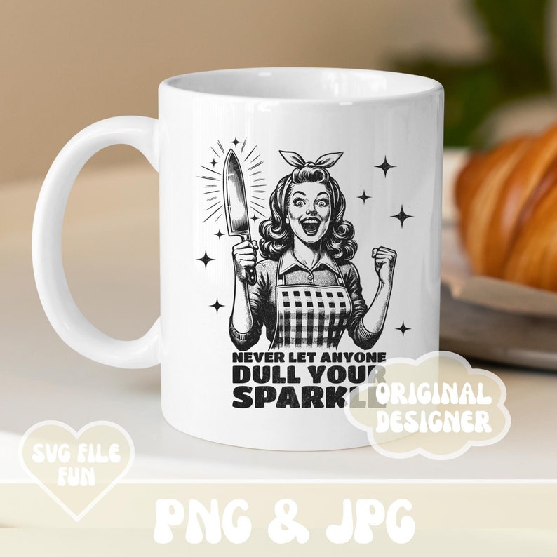 Puede incluir: Taza de cer&aacute;mica blanca con una ilustraci&oacute;n en blanco y negro de una mujer sosteniendo un cuchillo y el texto "Nunca dejes que nadie apague tu brillo".