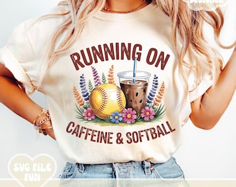 Softball Mom Shirt PNG, Laufen auf Koffein & Softball PNG, Trendy Ästhetischer Eiskaffee Softball Shirt Design Print Sublimationsdatei