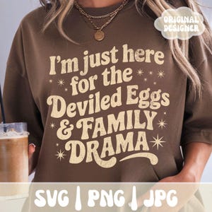 Puede incluir: Camiseta marr&oacute;n con el texto "I'm just here for the Deviled Eggs & FAMILY DRAMA" en una fuente vintage. El dise&ntilde;o incluye estrellas. Las palabras "SVG | PNG | JPG" est&aacute;n en la parte inferior.
