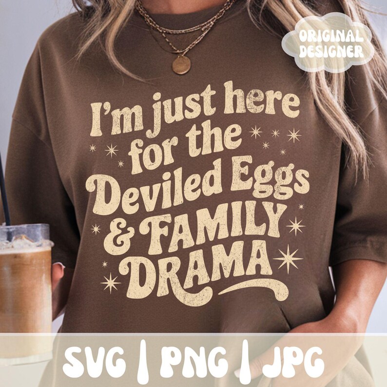 Puede incluir: Camiseta marr&oacute;n con el texto "I'm just here for the Deviled Eggs & FAMILY DRAMA" en una fuente vintage. El dise&ntilde;o incluye estrellas. Las palabras "SVG | PNG | JPG" est&aacute;n en la parte inferior.