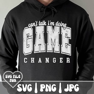 Puede incluir: Sudadera con capucha negra con texto blanco que dice "can't talk i'm doing GAME CHANGER".