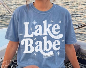 Lake Babe SVG PNG Shirt Design, Leben am See, Lake Spruch, Haus am See, Lake Bum png, Sommer Png, Sommer Vibes Trendy Shirt Print Sublimation