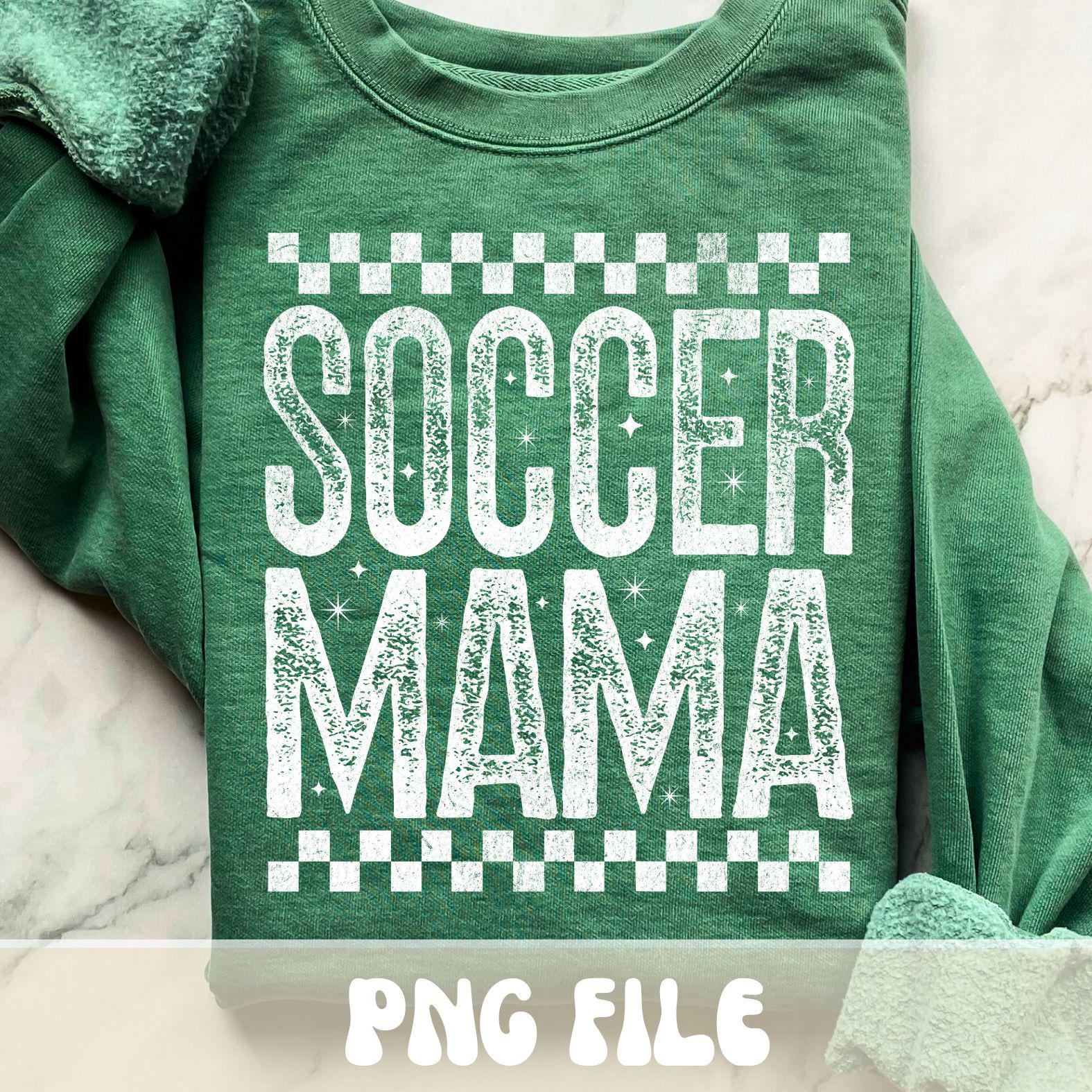 K&ouml;nnte beinhalten: Gr&uuml;nes Sweatshirt mit dem wei&szlig;en Schriftzug "SOCCER MAMA", verziert mit einem Schachbrettmuster &uuml;ber und unter dem Text. Der Text ist leicht verblichen. Auf dem unteren Teil des Sweatshirts steht "PNG FILE".