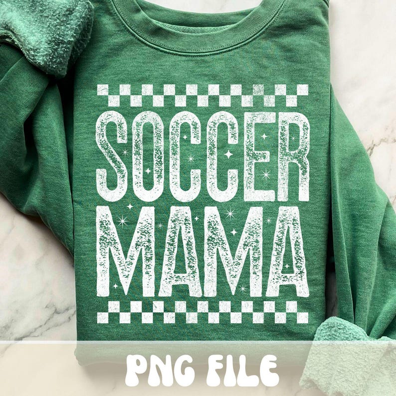K&ouml;nnte beinhalten: Gr&uuml;nes Sweatshirt mit dem wei&szlig;en Schriftzug "SOCCER MAMA", verziert mit einem Schachbrettmuster &uuml;ber und unter dem Text. Der Text ist leicht verblichen. Auf dem unteren Teil des Sweatshirts steht "PNG FILE".