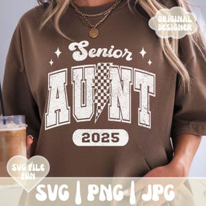 Senior Aunt 2025 SVG, Senior Aunt PNG Klasse von 2025 Distressed College Varsity Checkered Lightning Bolt Trendy Auntie Shirt Sublimationsdatei