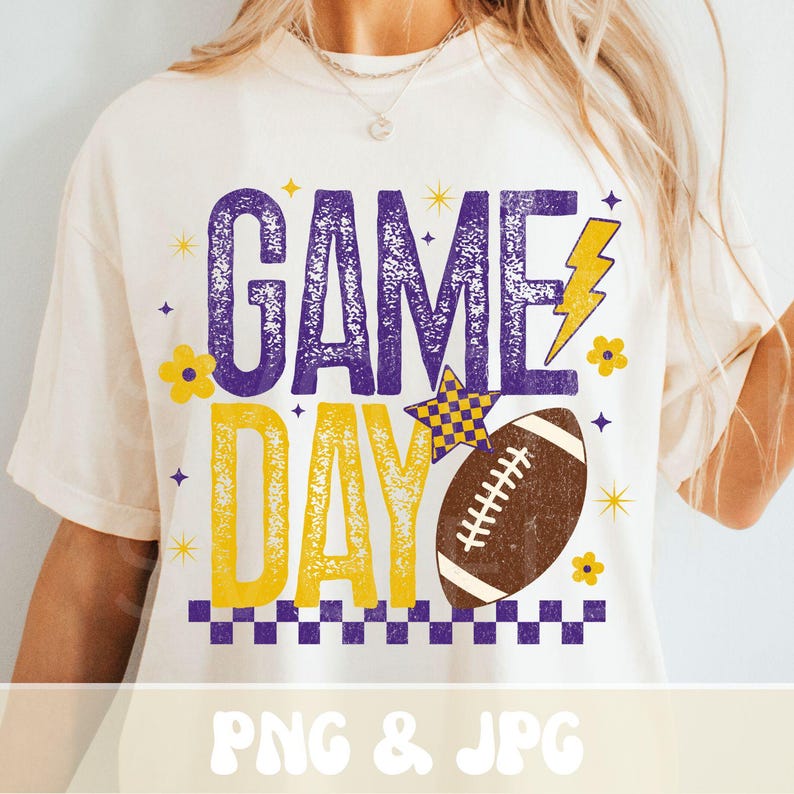 Puede incluir: Camiseta color crema con un dise&ntilde;o gr&aacute;fico que dice "GAME DAY" en morado y amarillo. El dise&ntilde;o incluye un bal&oacute;n de f&uacute;tbol americano, un rayo y detalles florales. El texto "PNG & JPG" est&aacute; en la parte inferior.