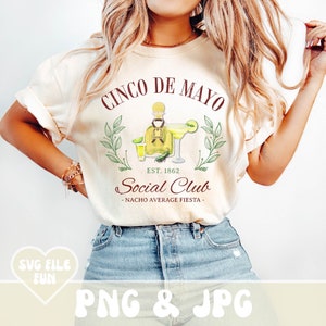 Puede incluir: Camiseta color crema con un dise&ntilde;o de Cinco de Mayo. El gr&aacute;fico presenta una botella de tequila, una margarita y rodajas de lima, con el texto "Cinco de Mayo Social Club - Nacho Average Fiesta." La camiseta incluye el texto "PNG & JPG".