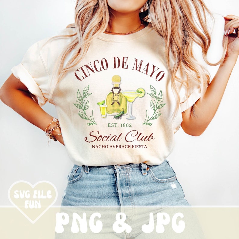 Puede incluir: Camiseta color crema con un dise&ntilde;o de Cinco de Mayo. El gr&aacute;fico presenta una botella de tequila, una margarita y rodajas de lima, con el texto "Cinco de Mayo Social Club - Nacho Average Fiesta." La camiseta incluye el texto "PNG & JPG".