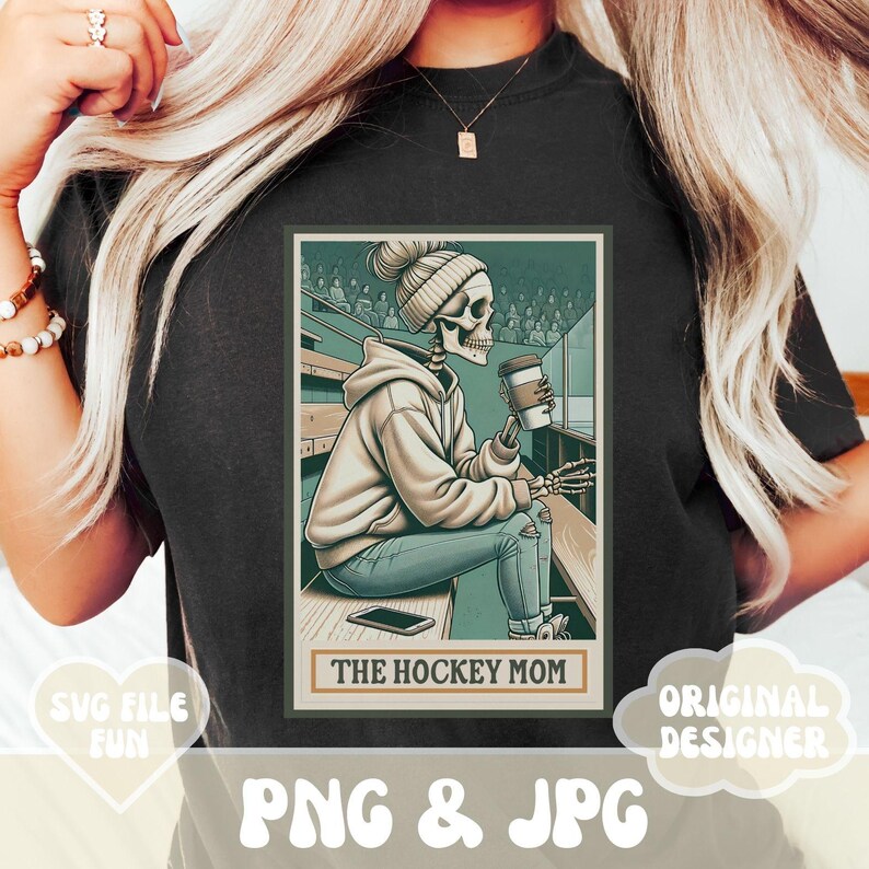Puede incluir: Una ilustraci&oacute;n de estilo retro de un esqueleto con un gorro y una sudadera, sentado en un estadio de hockey con una taza de caf&eacute;. El texto "The Hockey Mom" est&aacute; impreso debajo de la imagen.