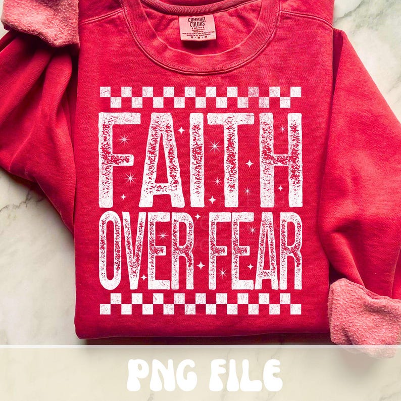 K&ouml;nnte beinhalten: Ein rotes Sweatshirt mit dem Schriftzug "FAITH OVER FEAR" in gro&szlig;en wei&szlig;en Buchstaben. Der Text ist mit kleinen Sternen und einem Schachbrettmuster verziert. Das Sweatshirt hat einen Rundhalsausschnitt und lange &Auml;rmel.