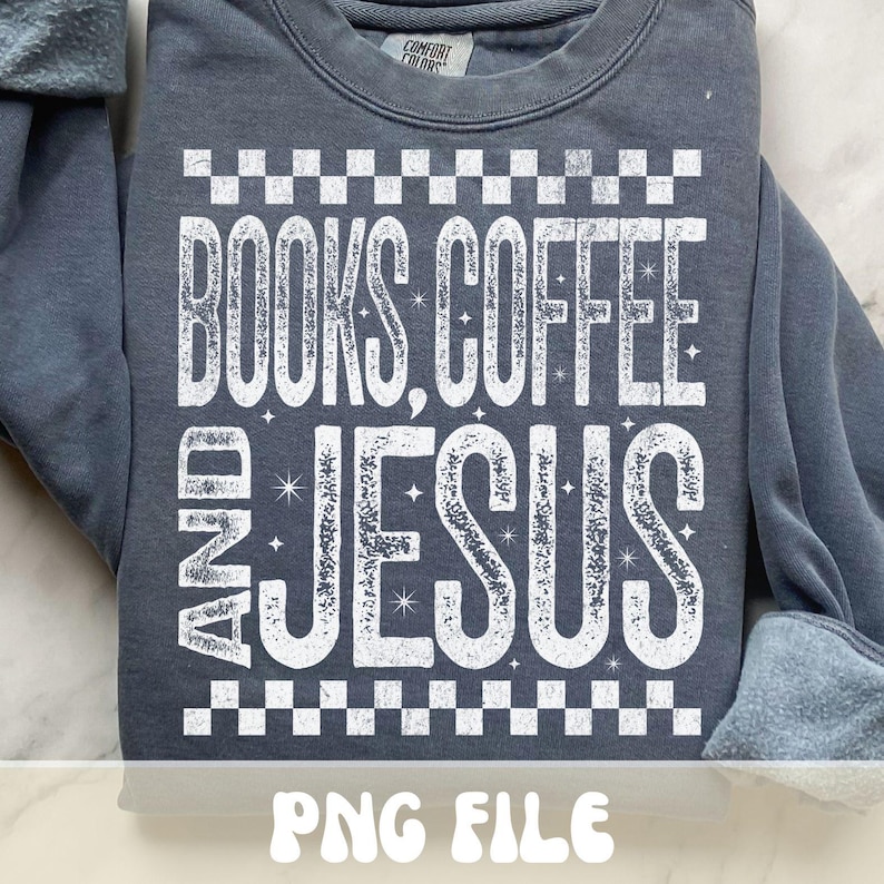 以下が含まれることがあります： 「BOOKS, COFFEE, AND JESUS」の文字が白の風合いのあるフォントでプリントされた、スレートブルーのスウェットシャツ。デザインには市松模様と星のアクセントが含まれています。「PNG FILE」というフレーズが一番下にあります。