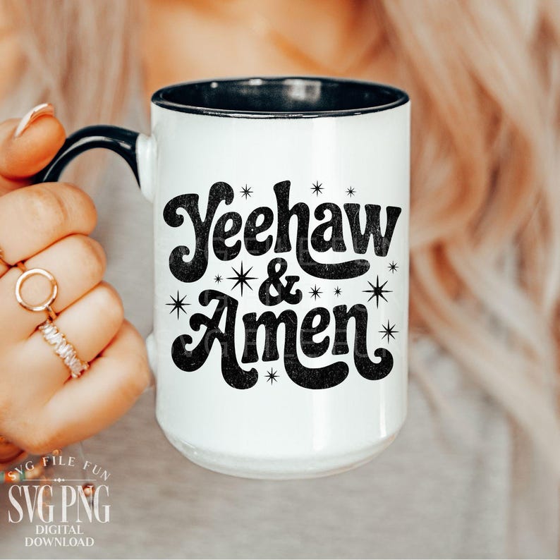 Puede incluir: Taza de cer&aacute;mica blanca con interior y asa negros. La taza presenta el texto "Yeehaw & Amen" en una fuente retro negra y audaz, con acentos de estrellas. Una taza de caf&eacute; divertida y elegante.