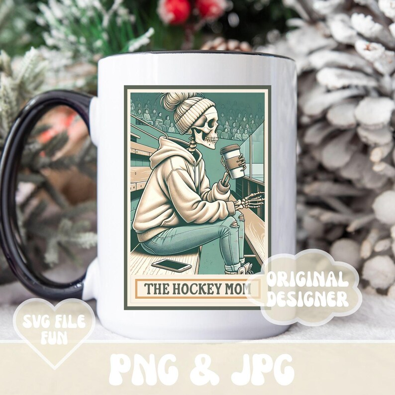 Puede incluir: Taza de cer&aacute;mica blanca con asa negra. La taza presenta una ilustraci&oacute;n colorida de un esqueleto con una sudadera con capucha y jeans, sentado en una arena de hockey con una taza de caf&eacute;. El texto "The Hockey Mom" est&aacute; impreso debajo de la imagen.