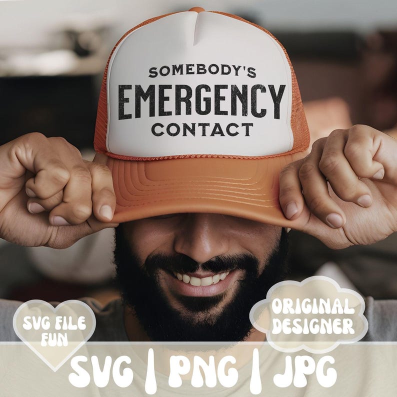 以下が含まれることがあります： 黒文字で「Somebody's Emergency Contact」と書かれた茶色と白のトラッカーハットをかぶった人。その人は笑顔で帽子を顔の前に持っている。