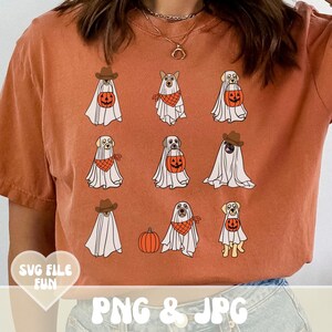 Puede incluir: Camiseta de color naranja quemado con un dise&ntilde;o tem&aacute;tico de Halloween. El dise&ntilde;o incluye ilustraciones de perros disfrazados de fantasmas, algunos con sombreros de vaquero o pa&ntilde;uelos, y sosteniendo cubos de golosinas con forma de calabaza. Tambi&eacute;n hay una calabaza naranja. El texto "SVG FILE FUN" y "PNG & JPG" tambi&eacute;n son visibles.