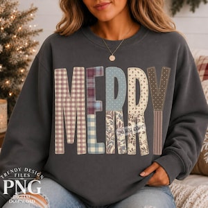 Peut inclure: Un sweat-shirt à col rond gris anthracite portant le mot MERRY en grandes lettres de style bloc. Chaque lettre est remplie d'un motif de tissu différent, notamment du vichy marron, du tartan bleu, des pois bleu clair et des imprimés floraux.
