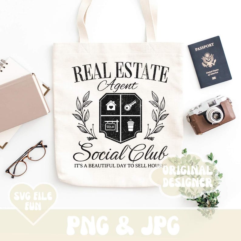 K&ouml;nnte beinhalten: Eine wei&szlig;e Tragetasche mit einem schwarz-wei&szlig;en Design, auf dem "Real Estate Agent Social Club It's a beautiful day to sell houses" steht. Das Design beinhaltet ein Wappen mit einem Haus, einem Schl&uuml;ssel, einem Schild mit der Aufschrift "Verkauft" und einer Kaffeetasse.