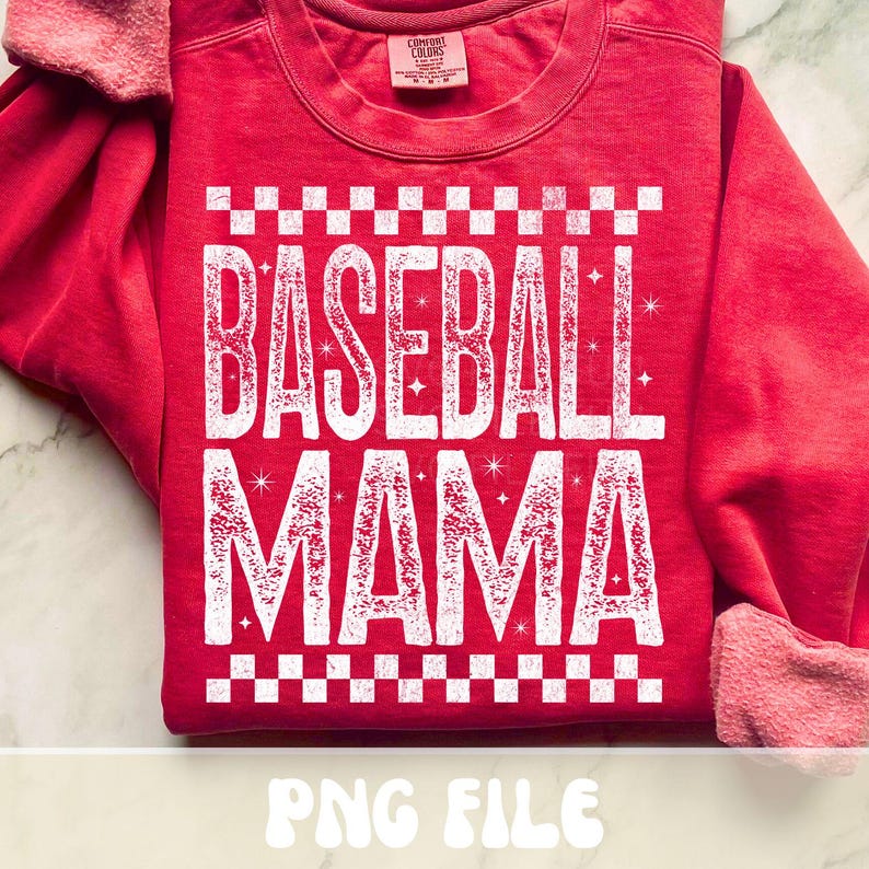 K&ouml;nnte beinhalten: Rotes Sweatshirt mit dem wei&szlig;en Schriftzug "BASEBALL MAMA". Der Text ist von einem karierten Muster umrahmt. Das Sweatshirt hat einen Rundhalsausschnitt und lange &Auml;rmel mit gerollten B&uuml;ndchen.