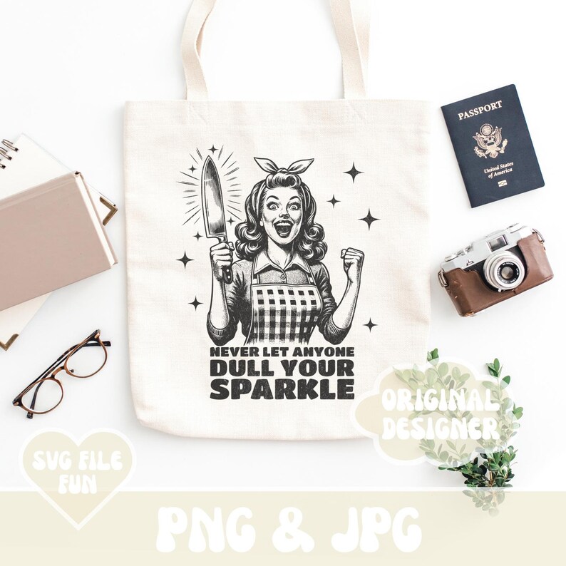 Puede incluir: Una bolsa de tela blanca con una ilustraci&oacute;n en blanco y negro de una mujer sosteniendo un cuchillo. El texto "Never let anyone dull your sparkle" est&aacute; impreso en la bolsa.