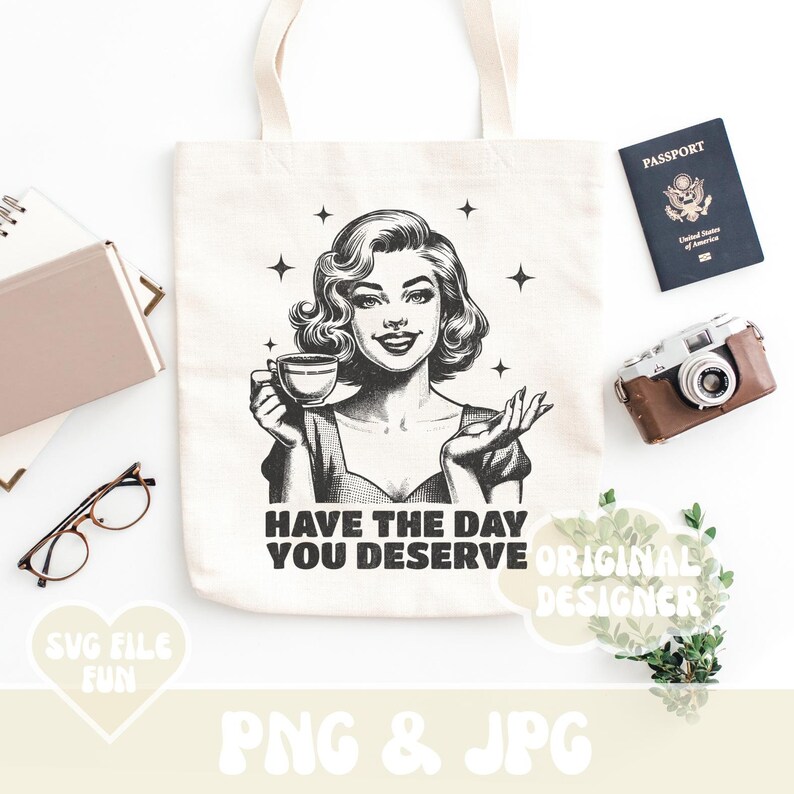 Puede incluir: Bolso tote de color crema con una ilustraci&oacute;n retro de una mujer sosteniendo una taza de t&eacute; y el texto "HAVE THE DAY YOU DESERVE". La imagen incluye un pasaporte, una c&aacute;mara vintage y otros accesorios.