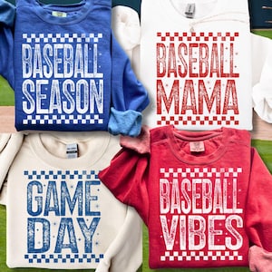 Puede incluir: Cuatro sudaderas con temática de béisbol en varios colores. La sudadera azul dice "Baseball Season", la blanca dice "Baseball Mama", la crema dice "Game Day" y la roja dice "Baseball Vibes". Cada diseño tiene un borde a cuadros.