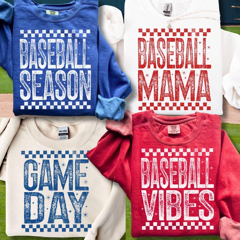 K&ouml;nnte beinhalten: Vier Baseball-Sweatshirts in verschiedenen Farben. Das blaue Sweatshirt tr&auml;gt die Aufschrift "Baseball Season", das wei&szlig;e "Baseball Mama", das cremefarbene "Game Day" und das rote "Baseball Vibes". Jedes Design hat einen karierten Rand.