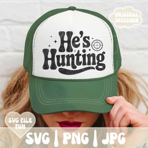 Chasse femme SVG, chasseur femme SVG PNG, il chasse chevreuil drôle chasse camionneur chapeau casquette de baseball fichier Svg chapeaux dessins, impression sublimation
