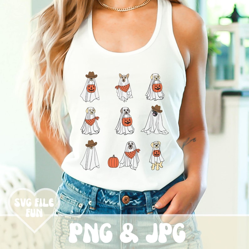 Puede incluir: Camiseta sin mangas blanca con un dise&ntilde;o tem&aacute;tico de Halloween. El dise&ntilde;o incluye perros de dibujos animados disfrazados de fantasmas, con pa&ntilde;uelos y sombreros de vaquero, y sosteniendo bolsas de calabaza. El texto "SVG FILE FUN" y "PNG & JPG" tambi&eacute;n son visibles.
