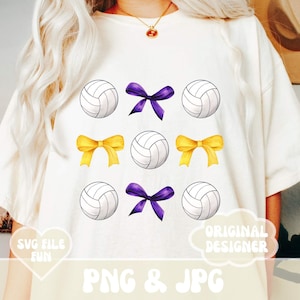 Coquette Volleyball PNG, Volleyball Mom PNG, Benutzerdefinierte Schulfarben, Lila & Gold Volleys und Schleifen – Trendiges Shirt-Design für Schulstolz
